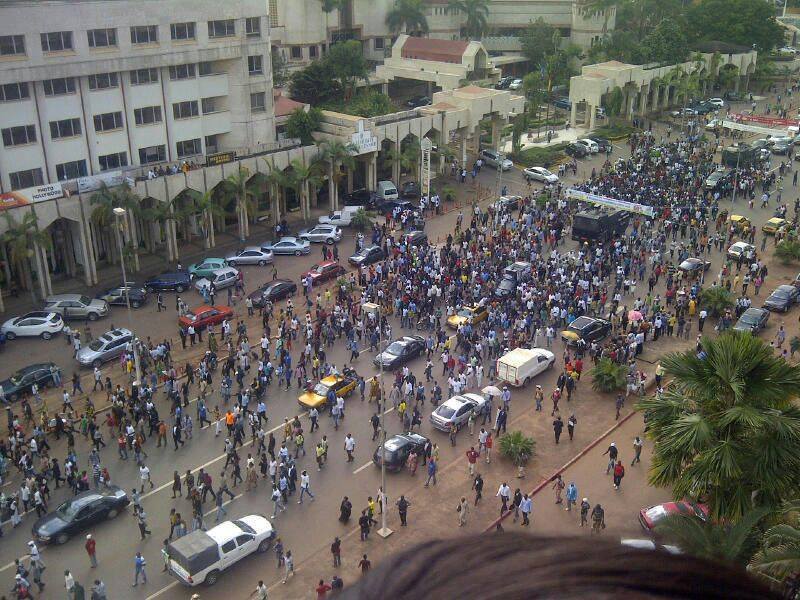 Masse populaire autour du corps de Charles Ateba