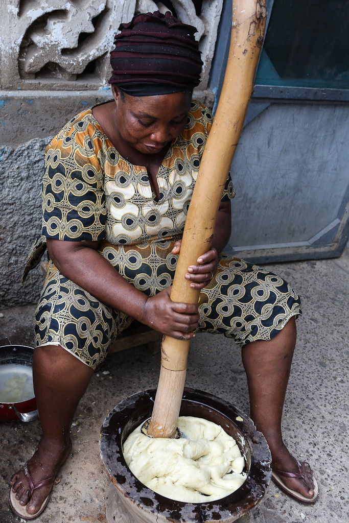 Une femme cuisine du foufou au Ghana