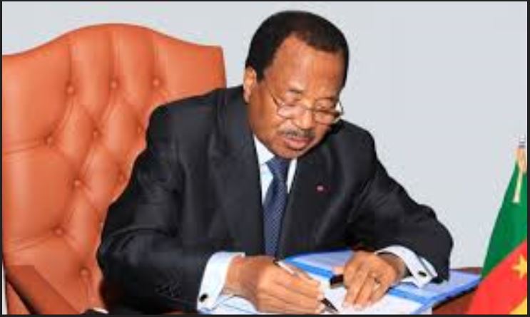 Paul Biya signe