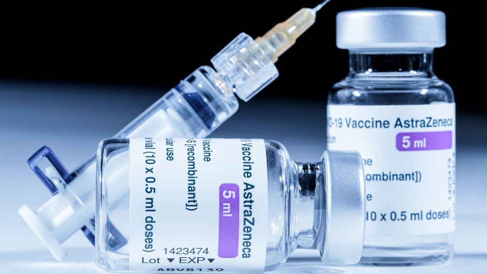 des flacons de vaccin astrazeneca contre