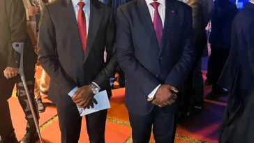 Le directeur général adjoint de Vision 4, Bruno Bidjang a posé hier avec son patron Jean Pierre Amougou Belinga par ailleurs président du groupe de médias l'anecdote.