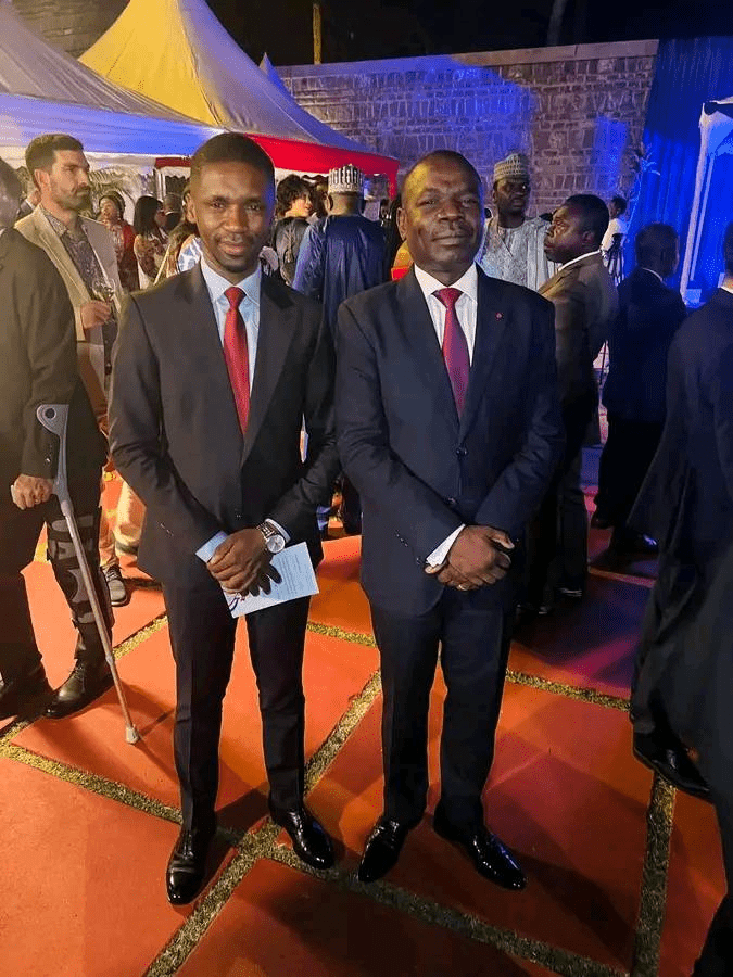 Le directeur général adjoint de Vision 4, Bruno Bidjang a posé hier avec son patron Jean Pierre Amougou Belinga par ailleurs président du groupe de médias l'anecdote.