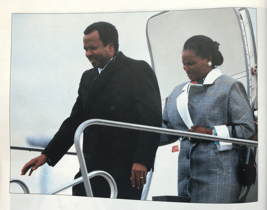 Paul Biya et Jeanne Irène Biya à la sortie d'un avion
